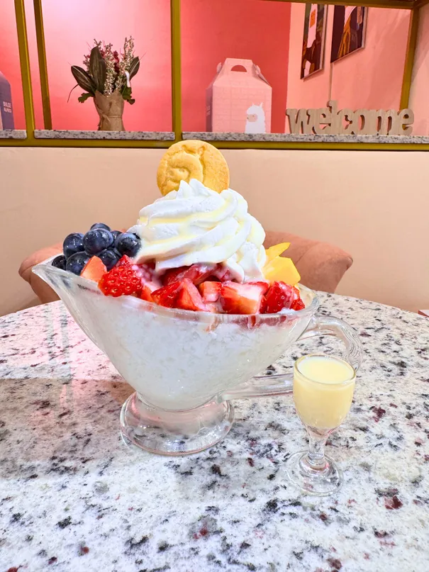 Bingsu de frutas con fresas y arándanos