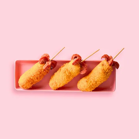 Tres corndogs pulpo